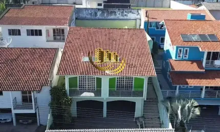 Casa à venda, no Bairro Forquilhinha, São José-SC, com 3 quartos, sendo 1 suíte, com 4 vagas