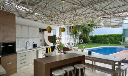 Casa Alto Padrão em Vilas do Atlântico com 4 suítes, espaço gourmet, piscina