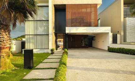 Casa à Venda Alto Padrão no Condomínio Real Park Arujá - Aruã