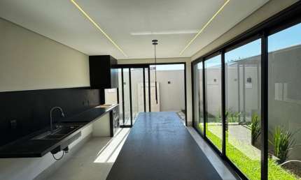 CASA TÉRREA COM 3 SUÍTES À VENDA, 321m2 - FLORAIS DO PARQUE