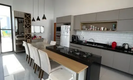 CASA TÉRREA COM 3 SUÍTES À VENDA, 380m2 - FLORAIS DA MATA