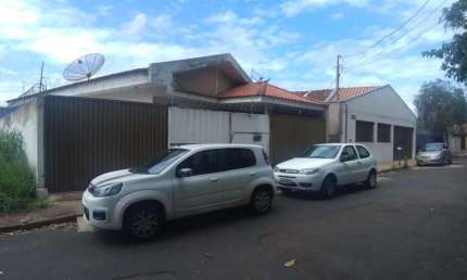 Casa para Venda em São Carlos, Jardim São Carlos, 2 dormitórios, 2 banheiros, 3 vagas
