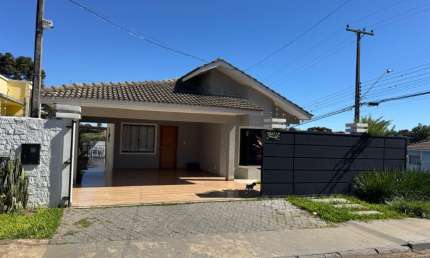 CASA DE ESQUINA SEMI MOBILIADA COM PISCINA NO BAIRRO VILA CARLI