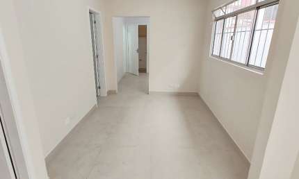 ALUGUEL DE CASA TÉRREA TODA REFORMADA DE 120m2 COM 2 SUÍTES E 1 VAGA DE VEÍCULO NO BAIRRO DO BOQUEIRÃO EM SANTOS-SP