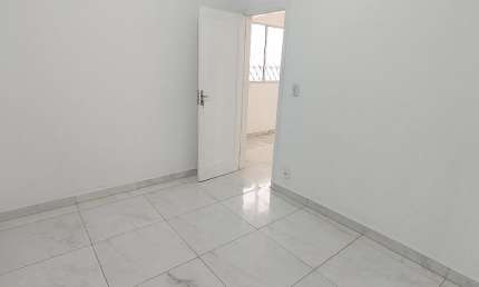 ALUGUEL DE CASA TÉRREA DE FRENTE TODA REFORMADA DE 80m2 COM 2 DORMS , 1 SUÍTE E  2 VAGAS DE VEÍCULO NO BAIRRO DO BOQUEIRÃO EM SANTOS-SP