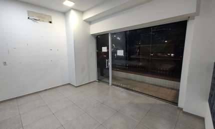 ALUGUEL DE LOJA COMERCIAL DE 100m2 DE FRENTE A PRAIA NO BOQUEIRÃO EM SANTOS - SP