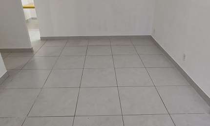 ALUGUEL DE SALA COMERCIAL GRANDE E COM DIVISÓRIA DE 60m2 COM 1 BANHEIRO NO BAIRRO DA APARECIDA EM SANTOS-SP