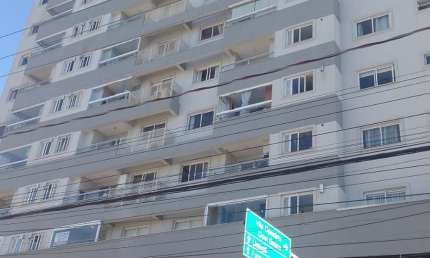 Apto 2 dormitorios sendo 1 suíte no centro de Itajaí