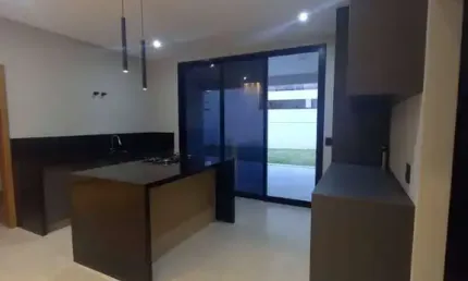 Casa Térrea à Venda no Campos do Conde 2 . Três Dorms, 2 Suítes. Taubaté-SP