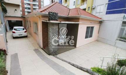 Casa 3 dormitórios com pátio no centro de Santa Maria-RS.