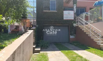 Casa com 4 dormitórios, piscina, pátio, em bairro central, Santa Maria/RS.