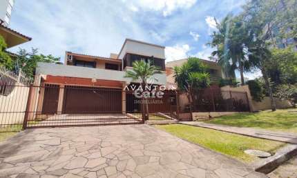 Ampla casa com 365 m², terreno 17x40, 04 dormitórios, 05 banheiros, 04 vagas de