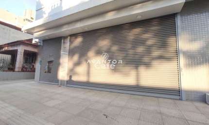 Ampla loja comercial com 243 m² privativos próximo a universidade e ao centro da
