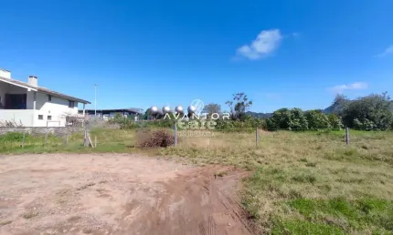 Amplo terreno com 768 m² de área em ótima localização em Pé de Plátano.