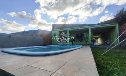 Casa com 03 dormitórios em bairro tranquilo possui piscina e vaga para 03 veícul