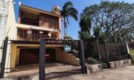 Casa de 430m² de área privativa de 4 dormitórios , pátio , piscina e 04 vagas de