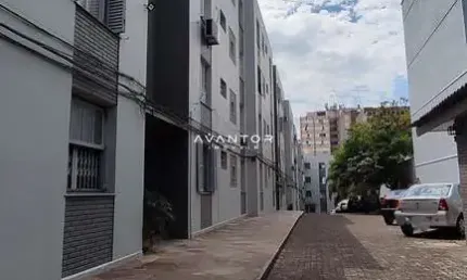 Apartamento de 02 dormitórios e possui vaga rotativa no condomínio