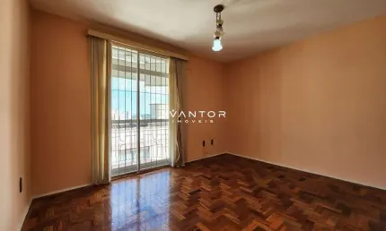 Amplo apartamento de 2 dormitórios, 2 banheiros e garagem.