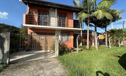 Ampla Casa 3 dormitórios 2 vagas garagem pátio para possivel piscina
