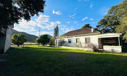 Residência e pavilhão com muita natureza próximo a UFSM