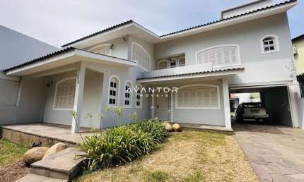 Casa à venda 4 dormitórios, 2 suítes com piscina no bairro Lourdes