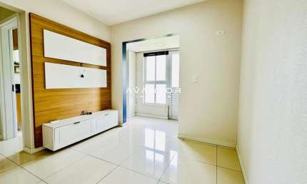 Amplo apartamento novo de 1 dormitório, semi mobiliado e com garagem.