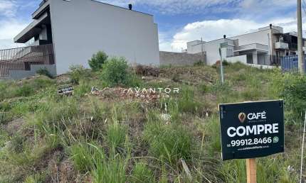 Terreno de esquina com 527m² no condomínio Terras de Santorini