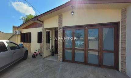 Casa de 3 dormitórios, com pátio, no bairro Duque de Caxias