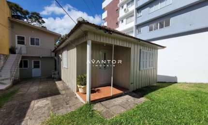 Casa 3 Dormitórios, Cozinha, Banheiro Social, Vaga de Garagem, Bairro Lourdes.