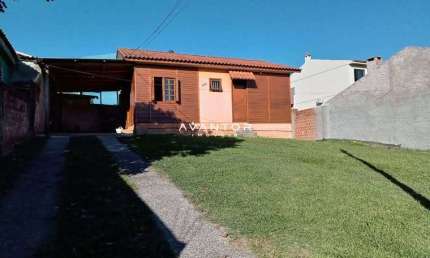 Casa De 3 Dormitórios, Sala De Estar, Banheiro Social, Cozinha, Garagem e Pátio.