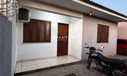 Casa à venda de 70m², de 2 dormitórios, no bairro Parque Pinheiro Machado