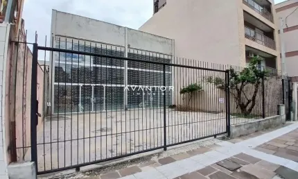Pavilhão Central De 287 m² Possui Escritório, 2 Banheiros e Estacionamento.