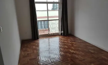 Apartamento central com 2 dormitórios - 2 banheiro - 1 Box Garagem.