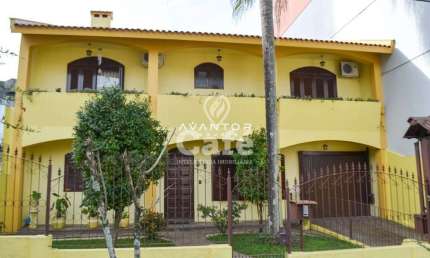 Casa 4 Dormitórios com 2 Salas, Lareira, pátio e Garagem para 3 carros