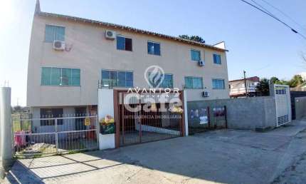 Apartamento triplex com dois dormitórios, dois banheiros e garagem.