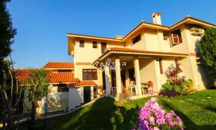 Casa com 5 dormitórios, 2 suítes, amplo pátio com piscina e area gourmet. Bairro