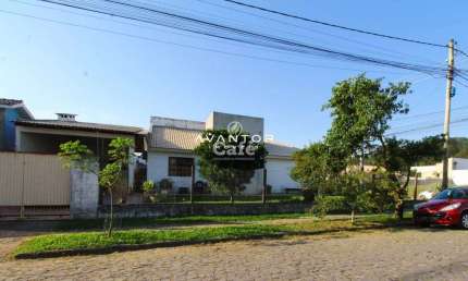 Casa à venda com 3 dormitórios 3 banheiros 2 vagas de garagem e amplo pátio.