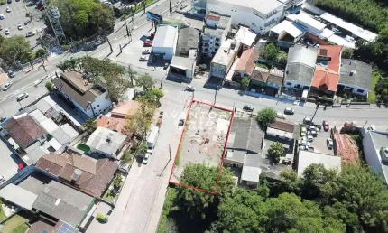 Terreno com localização privilegiada, de esquina, a poucos metros da Avenida Fer