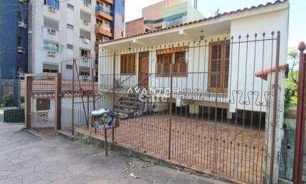 Casa ampla com 3 dormitórios, com localização central, excelente para investidor