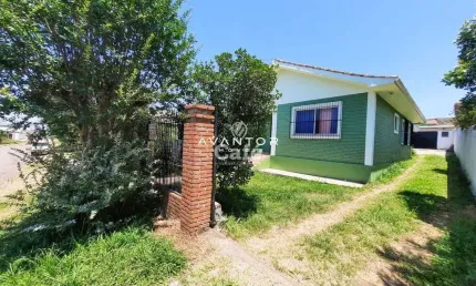 Ampla casa com 4 dormitórios, sala, cozinha, 2 banheiros e área com churrasqueir