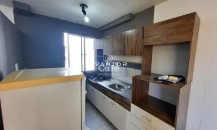 Apartamento de 2 dormitórios com vaga de estacionamento.