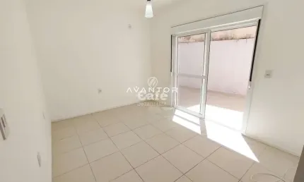 Apartamento amplo com 1 dormitório, churrasqueira, amplo terraço e 2 garagens. B