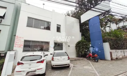 Amplo prédio comercial no centro com várias salas internas - Santa Maria/RS