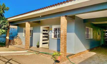 Lindíssima casa com terreno amplo, 03 dormitórios, 02 banheiros, 02 vagas de gar