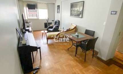 Amplo apartamento reformado no centro de Santa Maria com 2 dormitórios mais depe