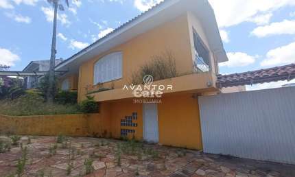 Ampla casa a venda com 5 dormitórios em bairro nobre - Santa Maria/RS