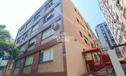 Apartamento Central de 3 Dormitórios, Sala Ampla, 2 Banheiros, Dependência de Em
