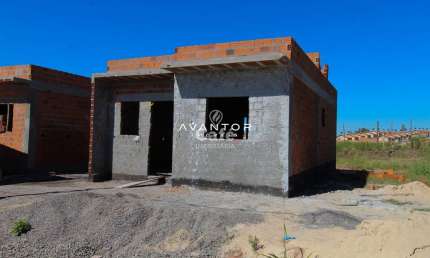 Casa com 2 dormitórios , sala e cozinha conjugadas ,área de serviço e 1 banheiro