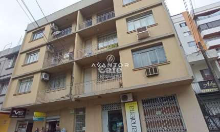 Apartamento Central De 2 Dormitórios, Sala Ampla, 2 Banheiros, Dependência de Em