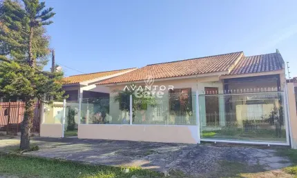 Casa térrea seminova com 2 dormitórios, 2 banheiros, 4 garagens e uma linda área